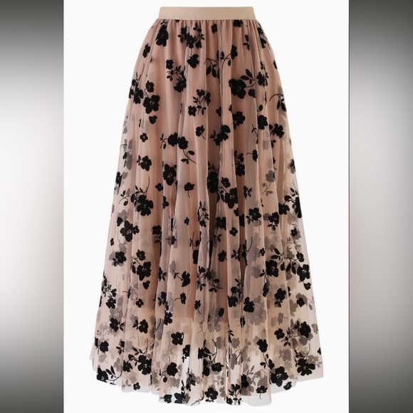 *NWOT* Floral Toole Skirt in Coffee with Black Velvet Flowers-One Size Fits Most - Picture 2 of 3